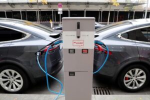 Qual a diferença entre carros híbridos e elétricos?