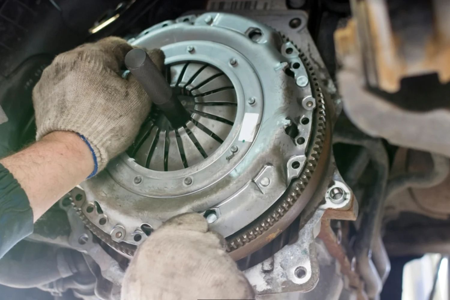 Como Aumentar a Vida Útil da Embreagem do Seu Carro? - AutoClasss